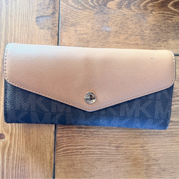 Michael Kors Dark Brown Monogram Tote and Wallet Trio - Picture 4 of 10